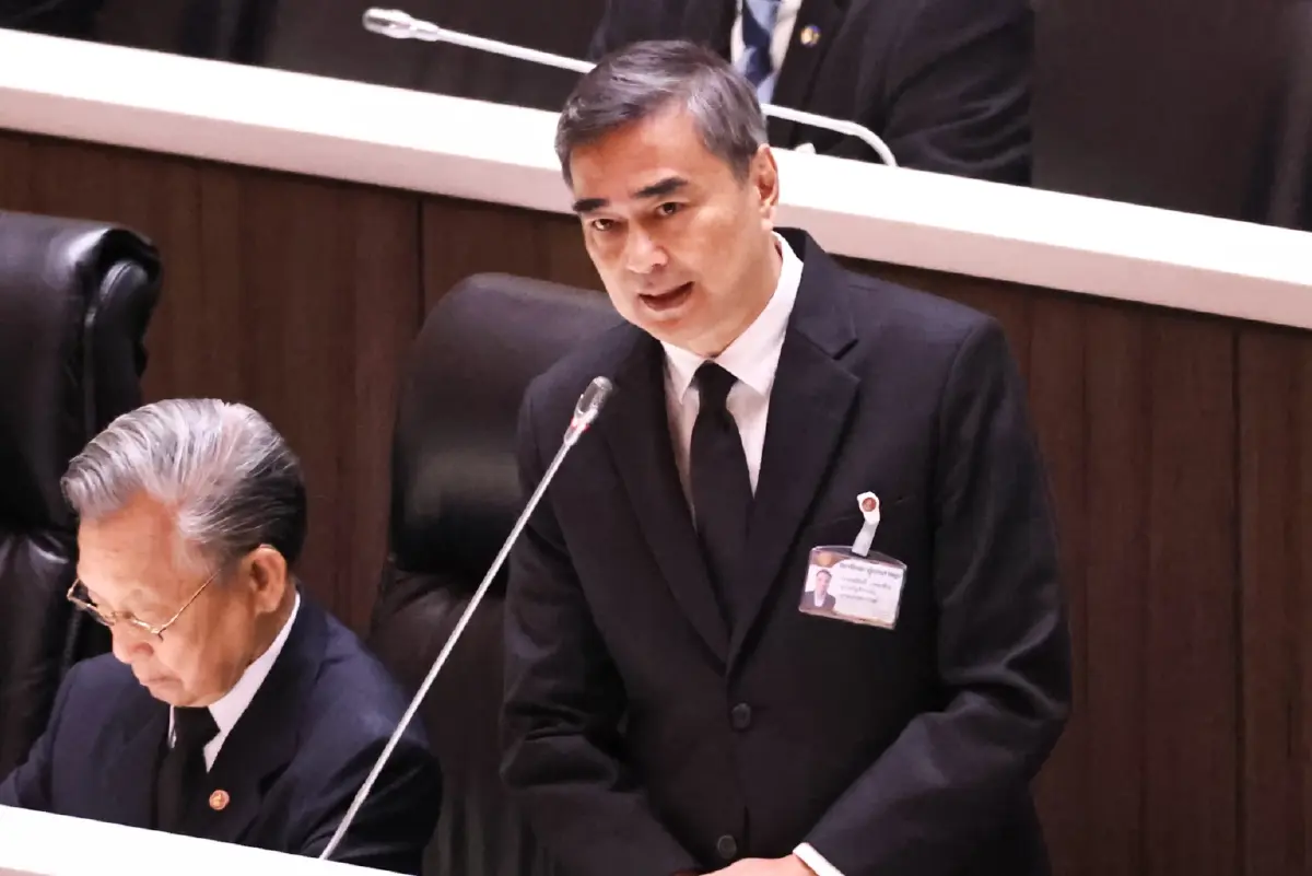 นายอภิสิทธิ์ เวชชาชีวะ หัวหน้าพรรคประชาธิปัตย์