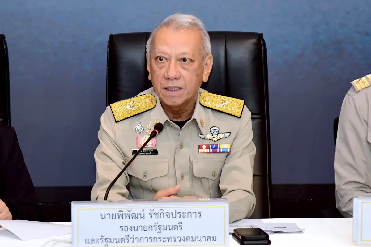 นายพิพัฒน์ รัชกิจประการ รองนายกรัฐมนตรีและรัฐมนตรีว่าการกระทรวงคมนาคม 