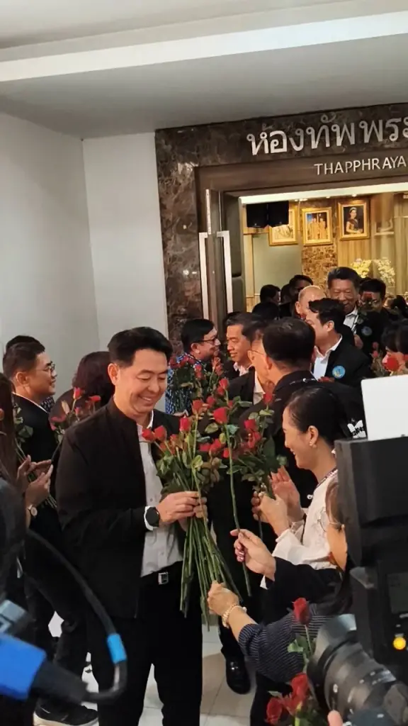 นายกเบียร์ได้เดินออกมารับดอกไม้และของที่ระลึกจากผู้มาร่วมยินดี