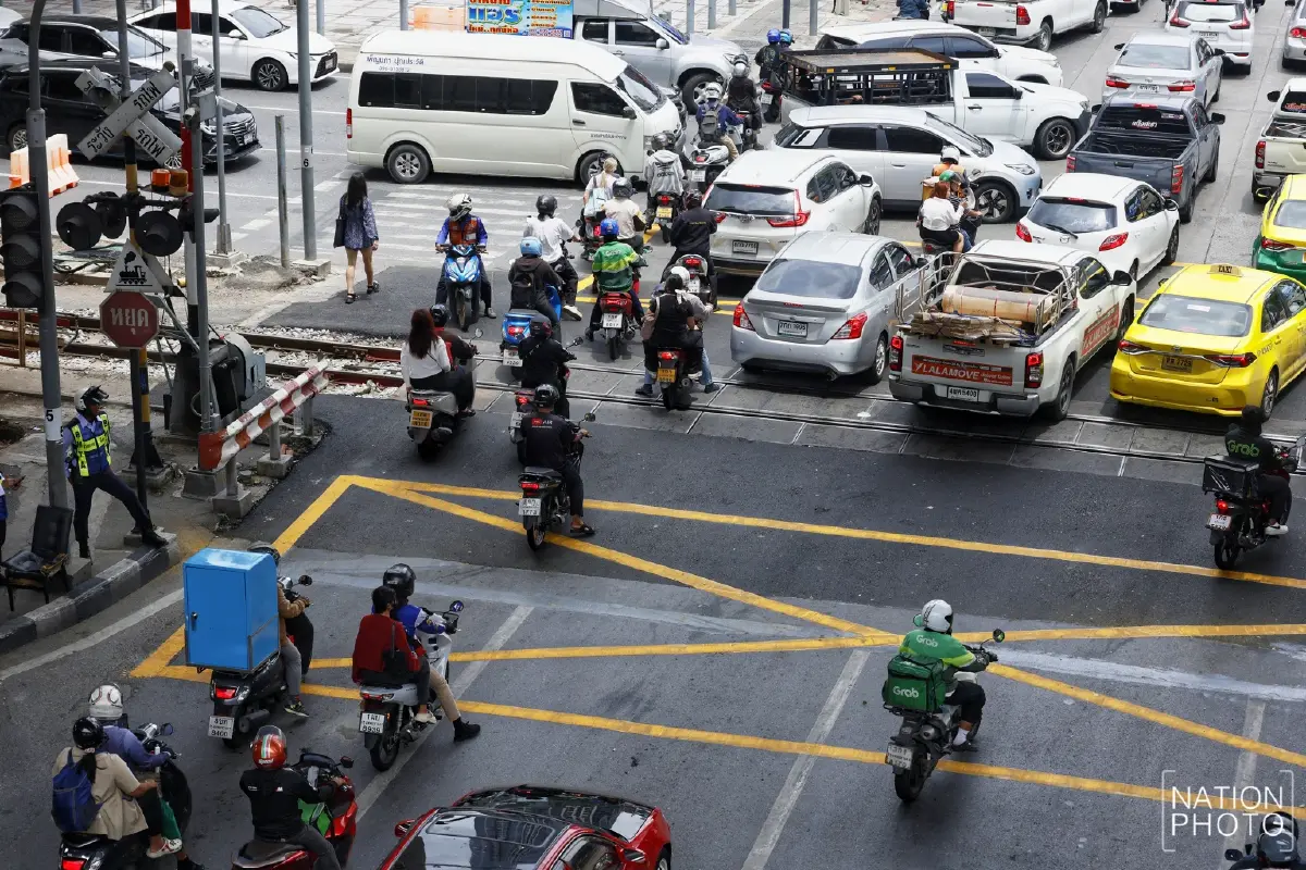 "กรมขนส่งทางราง" ดำเนินคดี "รถทุกคันที่จอดขวางราง" ด้าน "ผบช.น." ถกด่วน 8 หน่วยงาน สั่งลุยจุดตัดรถไฟ 58 จุดทั่วกรุง