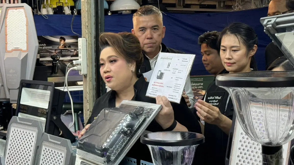 "ศุภมาส" นำทีม สคบ. บุกคลองถม ยึดอายัดโซลาร์เซลล์ไร้มาตรฐาน