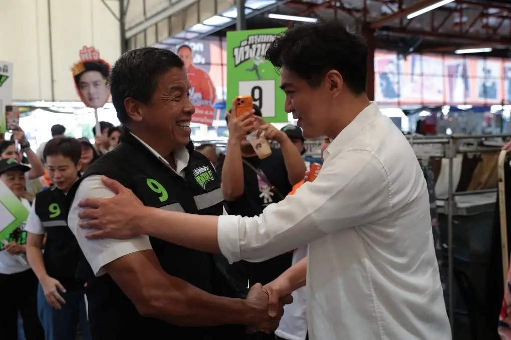 ช็อตเด็ด! "ชัชชาติ" จับมือ "ดร.โจ" กลางตลาดสายไหม บอกถ้าแพ้พร้อมช่วยงาน ไม่ยึดติดพรรคการเมือง (มีคลิป)