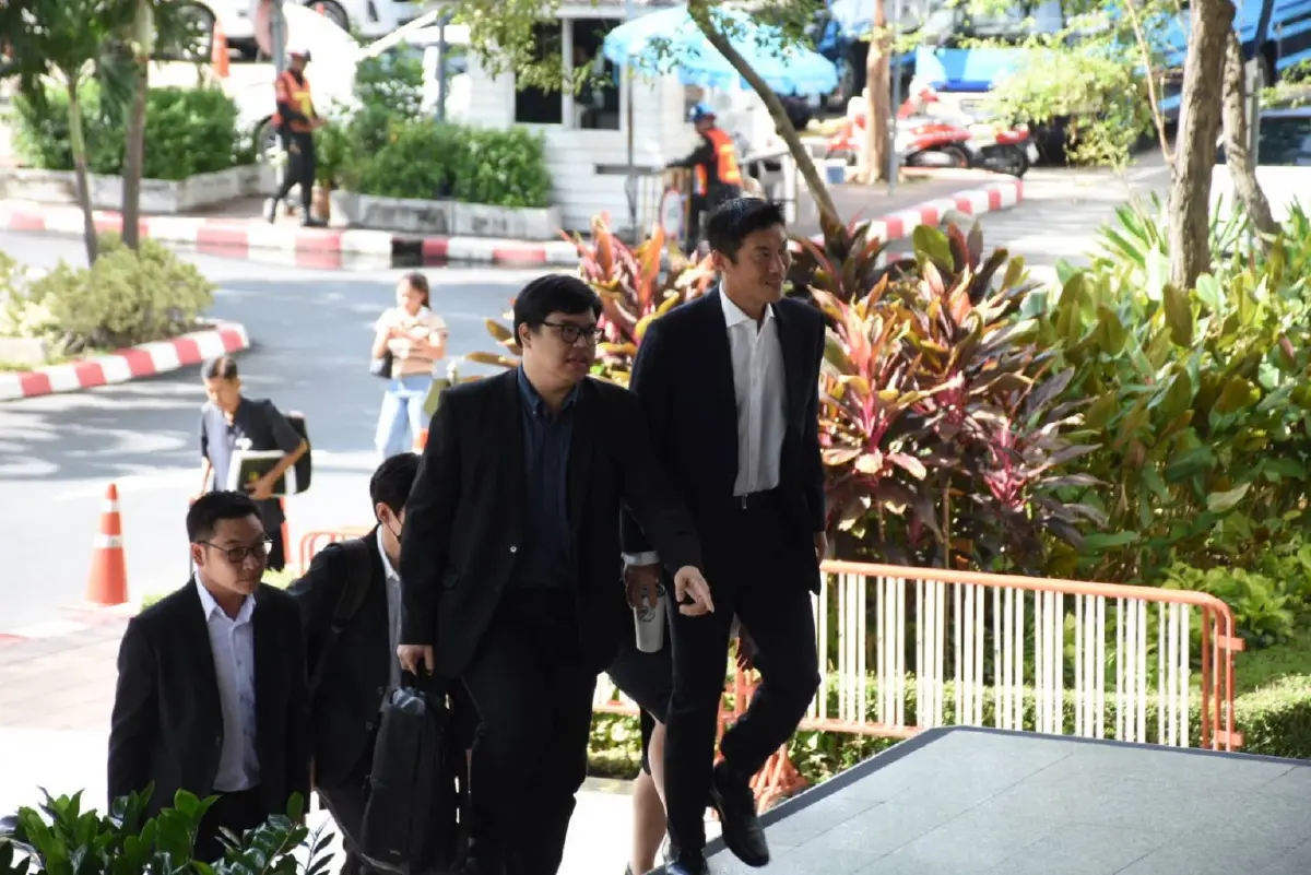 ด่วน! "ธนาธร" ถึงศาลอาญาแล้ว ยิ้มสู้ บอก "กำลังใจดี" ก่อนเข้าฟังคำพิพากษา ลุ้นผลคดี ม.112