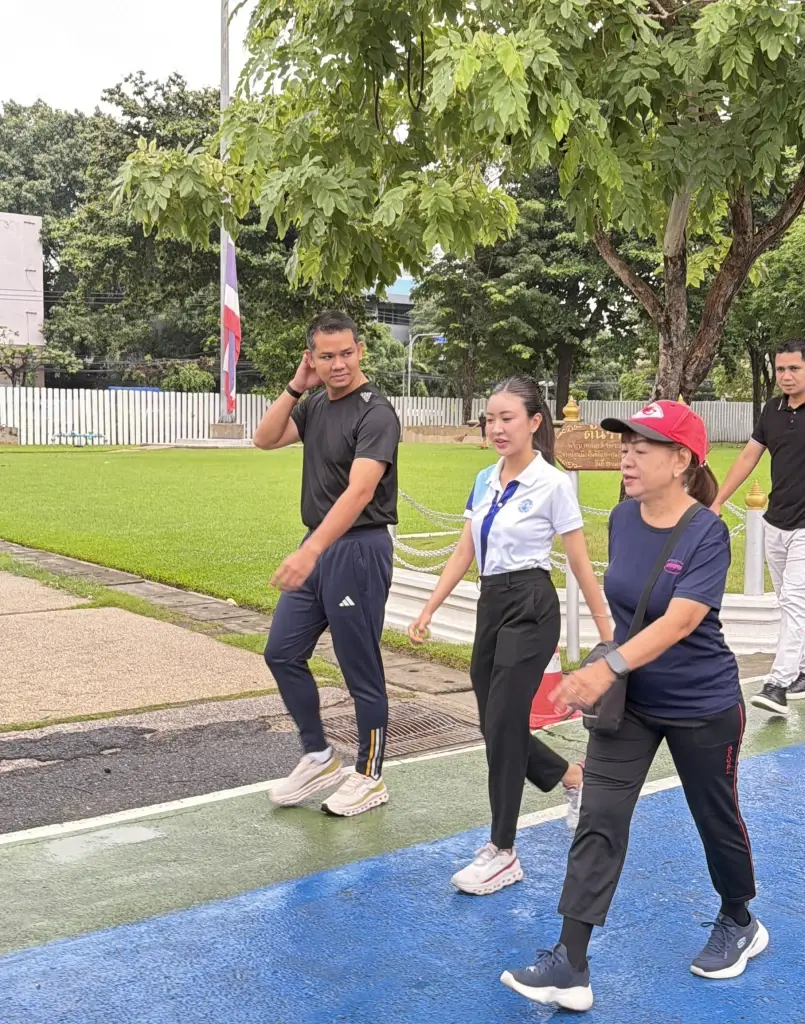 นายชัยชนะ เดชเดโช รองหัวหน้าพรรคประชาธิปัตย์ นำทีมลงพื้นที่หาเสียงเลือกตั้งกทม. 