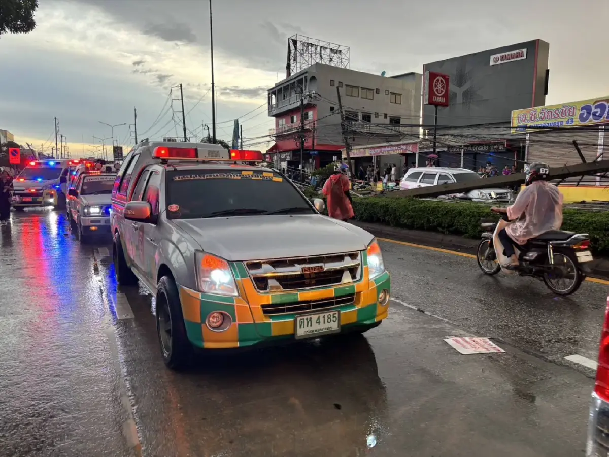 ด่วน! พายุถล่ม "ลาดกระบัง" เสาไฟฟ้าแรงสูงโค่นระเนระนาด 15 ต้น ทับรถพังยับกว่า 10 คัน เจ็บติดภายใน ซอยฉลองกรุง 43-53 อัมพาต