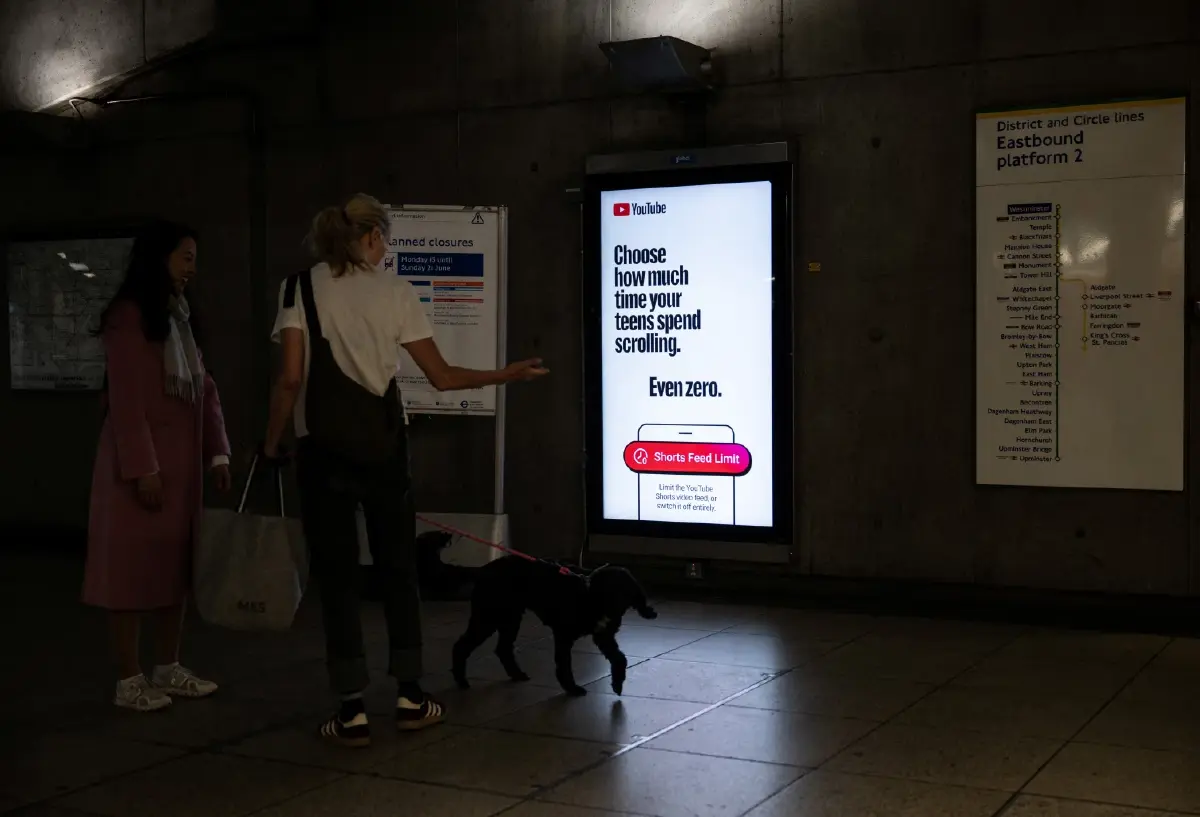 โฆษณาของ YouTube ที่สถานีรถไฟใต้ดินเวสต์มินสเตอร์ หลังจากที่เคียร์ สตาร์เมอร์ นายกรัฐมนตรีอังกฤษ ประกาศห้ามใช้โซเชียลมีเดียสำหรับผู้ที่มีอายุต่ำกว่า 16 ปี