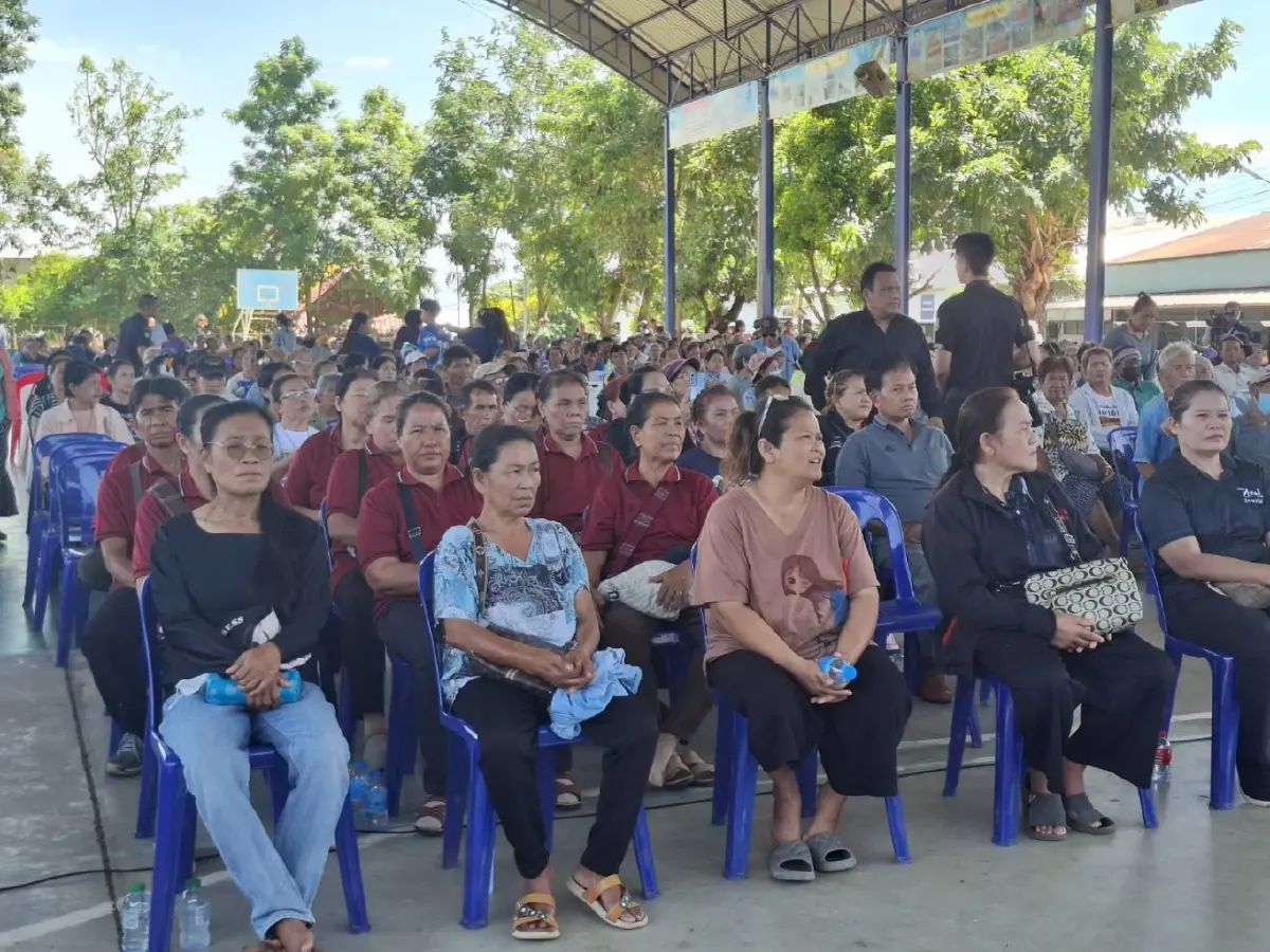 ชาวบ้านมารอฟัง นายสุชาติ ชมกลิ่น รมว.ทส.ลงพื้นที่แก้ปัญหาที่ดินทำกิน ทับซ้อนพื้นที่ป่าทับลาน