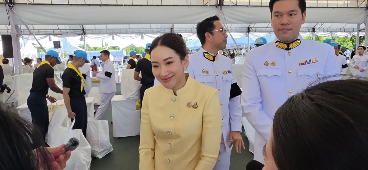 "เอม พินทองทา" น้ำตาคลอ เผย "ครอบครัวชินวัตร" ปลาบปลื้ม "ทักษิณ" พ้นโทษ