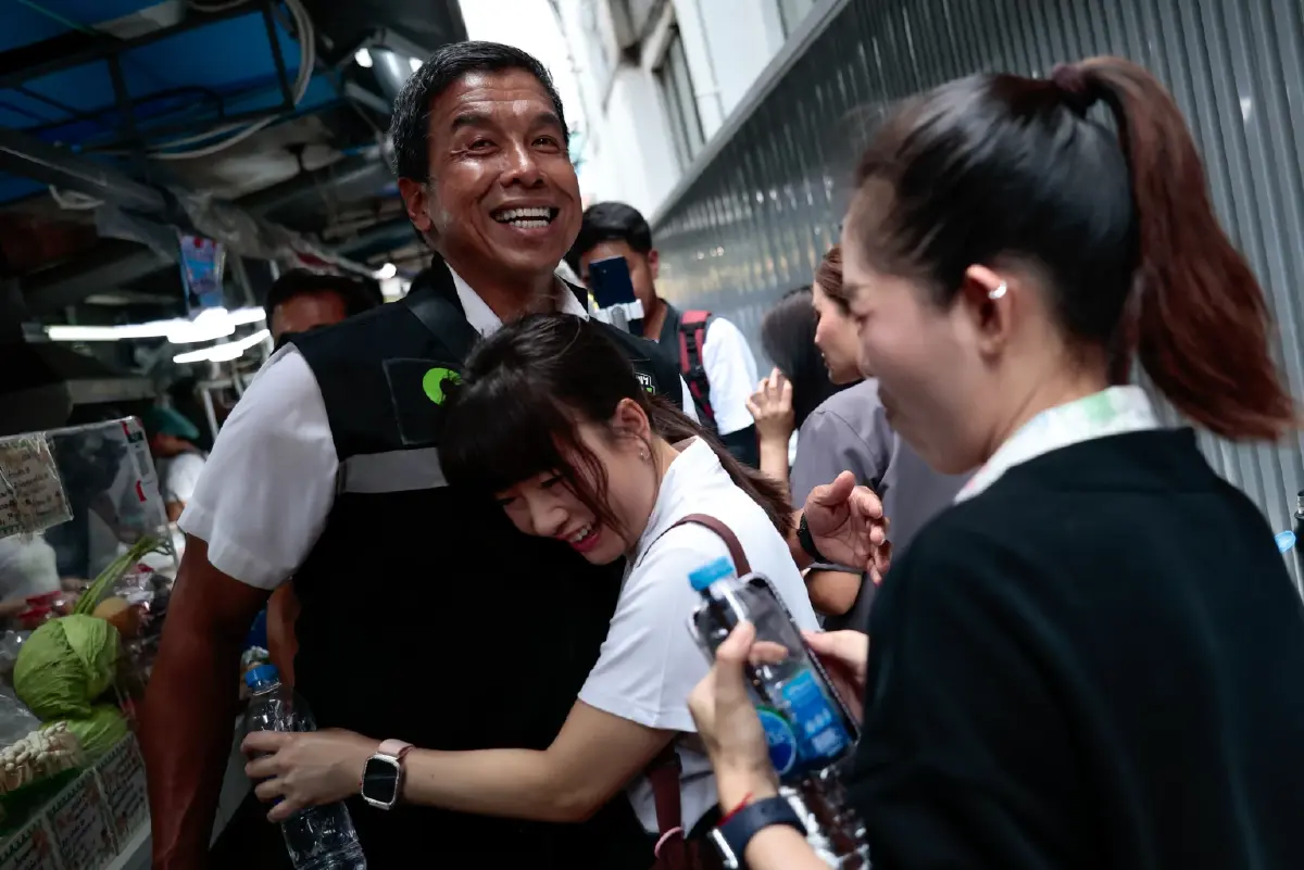 “ชัชชาติ” เปิดตัวป้าย “เอ้า…เปิด” กลางลิฟต์สยามสแควร์ พลิกโฉมป้ายหาเสียงสู่พื้นที่งานศิลปะ