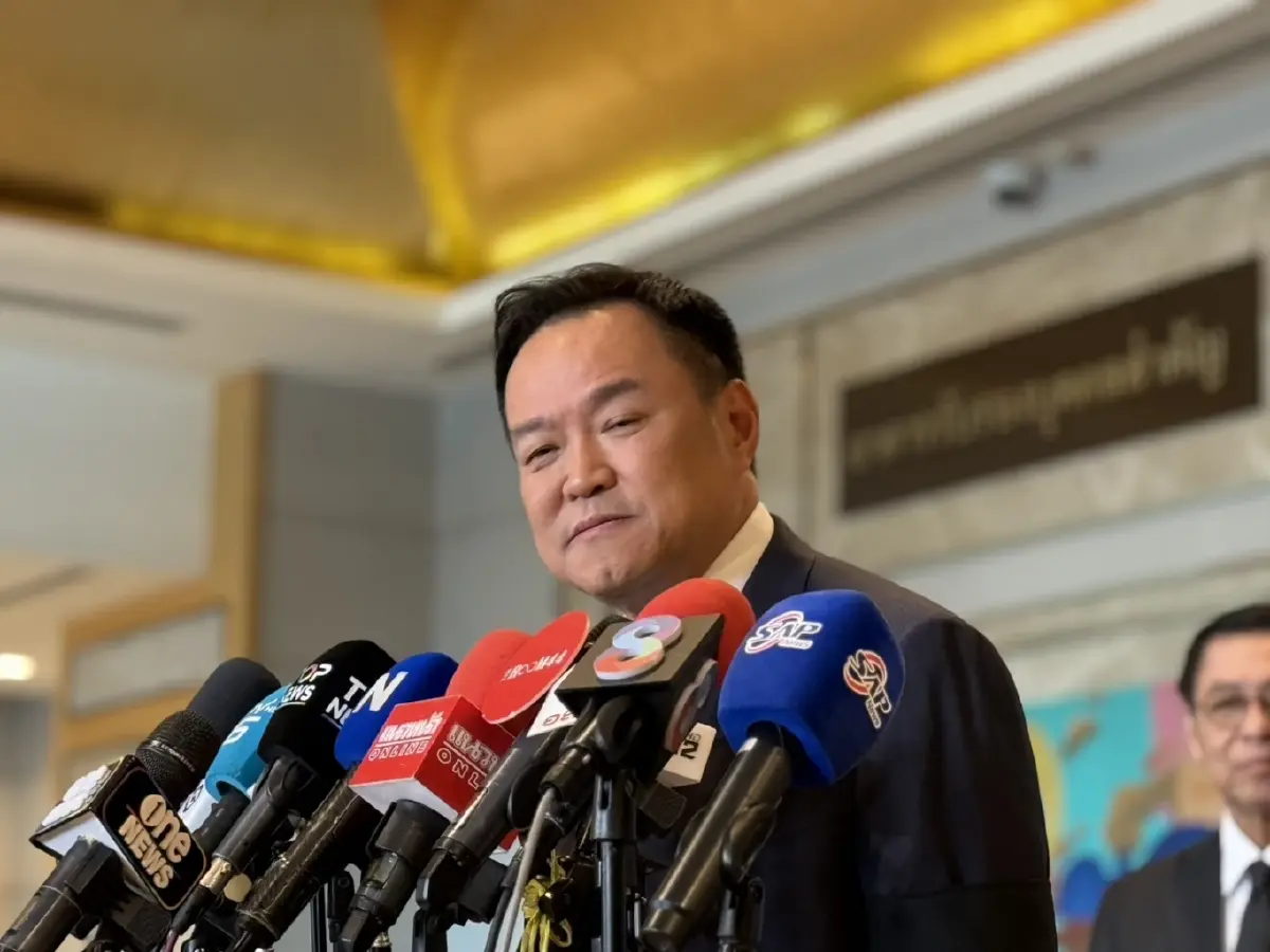 นายอนุทิน ชาญวีรกูล นายกรัฐมนตรี ตอบคำถามสื่อหลังกลับจากรัสเซีย