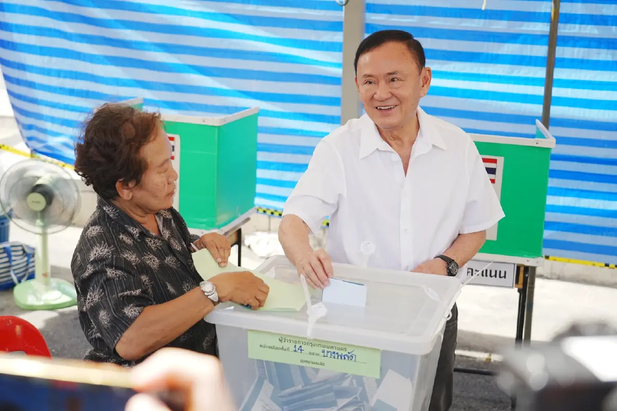 "ทักษิณ" ออกมาใช้สิทธิเลือกตั้ง "ผู้ว่าฯ กทม.-ส.ก." ในรอบ 20 ปี พร้อมทักทายประชาชน