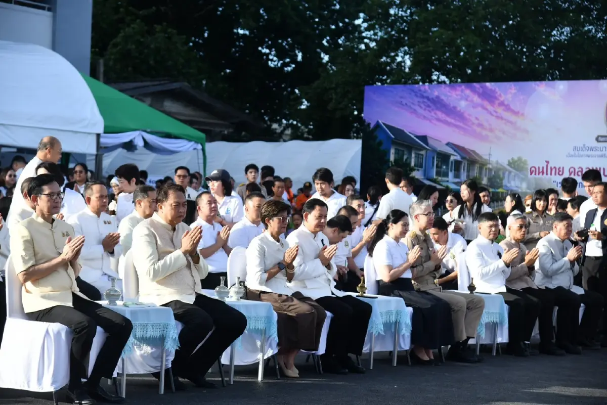ที่ปรึกษานายกฯ-ประชาชน ร่วมตักบาตรทางเรือ 98 รูป คลองเปรมประชากร เฉลิมพระเกียรติพระบรมราชินี