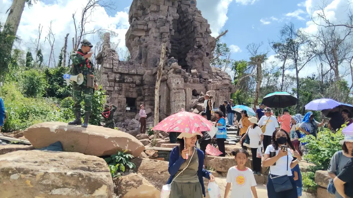 ทะลักชายแดน! นทท.แห่เที่ยว "ปราสาทตาควาย-เนิน 350" วันสุดท้าย เมื่อวานยอดทะลักเฉียด 3,000 คน