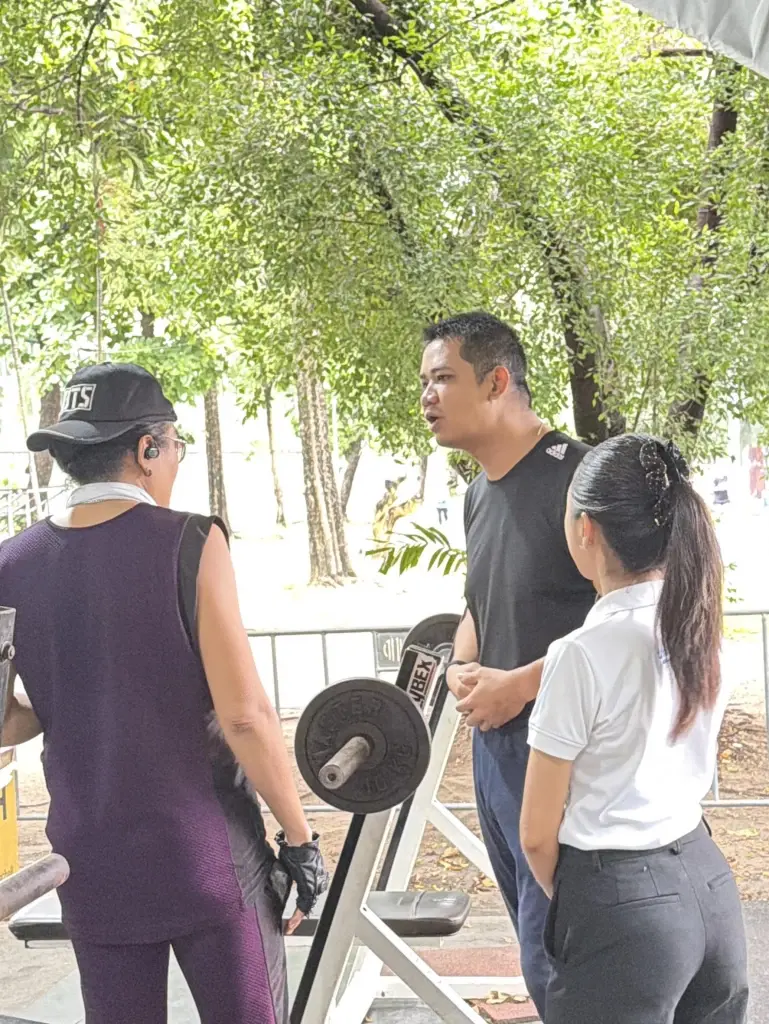 นายชัยชนะ เดชเดโช รองหัวหน้าพรรคประชาธิปัตย์ นำทีมลงพื้นที่หาเสียงเลือกตั้งกทม. 