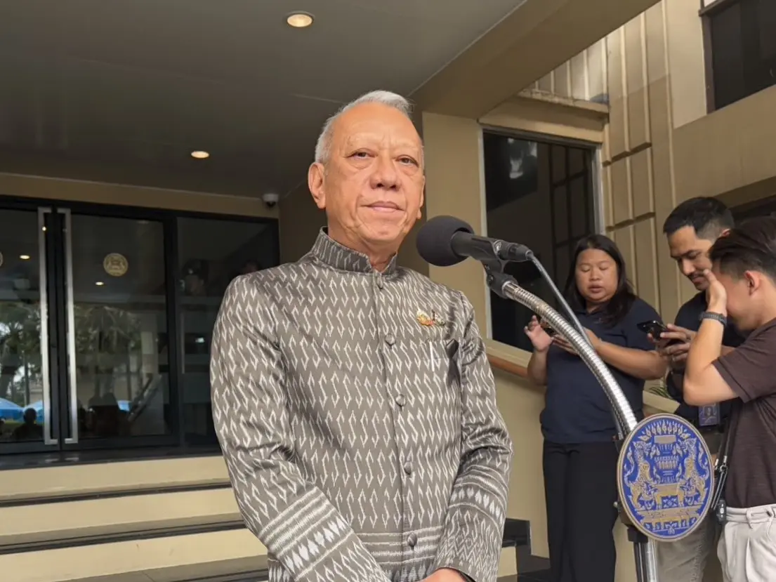 นายพิพัฒน์ รัชกิจประการ รองนายกรัฐมนตรีและรัฐมนตรีว่าการกระทรวงคมนาคม
