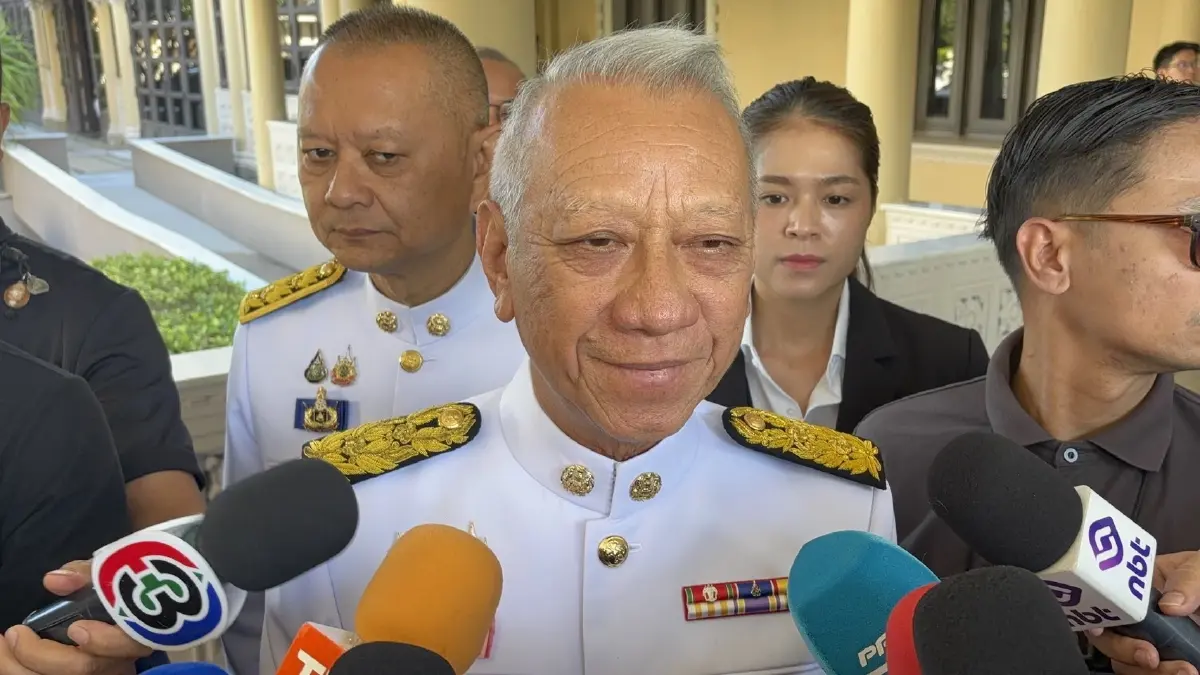 นายพิพัฒน์ รัชกิจประการ รองนายกรัฐมนตรี และ รมว.คมนาคม