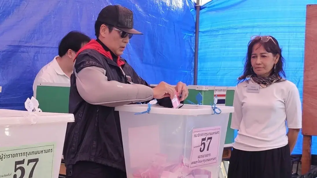 ซูเปอร์สตาร์ใช้สิทธิ "พี่เบิร์ด ธงไชย" เข้าคูหาลงคะแนนเลือกตั้ง "ผู้ว่าฯ กทม.-ส.ก."  ฝากโจทย์ใหญ่แก้ปัญหา "สังคมผู้สูงอายุ-ซ่อมตึกถนนเก่า"