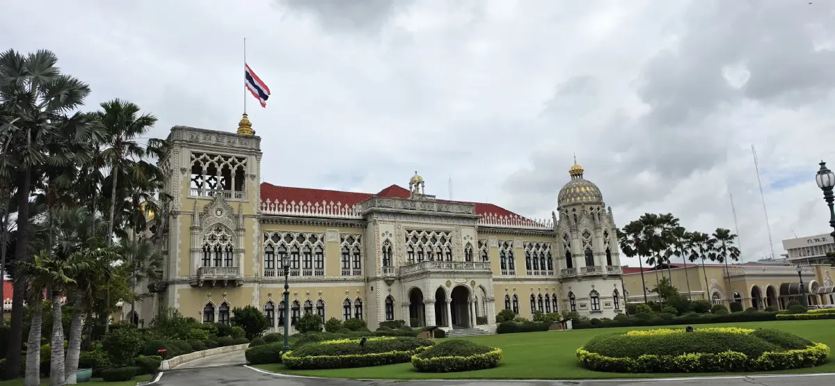 นายกฯ เรียกประชุม ครม.นัดพิเศษ - ทำเนียบฯ ลดธงถวายความอาลัย