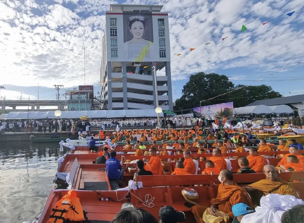 ที่ปรึกษานายกฯ-ประชาชน ร่วมตักบาตรทางเรือ 98 รูป คลองเปรมประชากร เฉลิมพระเกียรติพระบรมราชินี