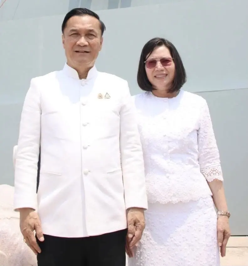 ทรงศักดิ์-แว่นฟ้า บ้านใหญ่บึงกาฬ