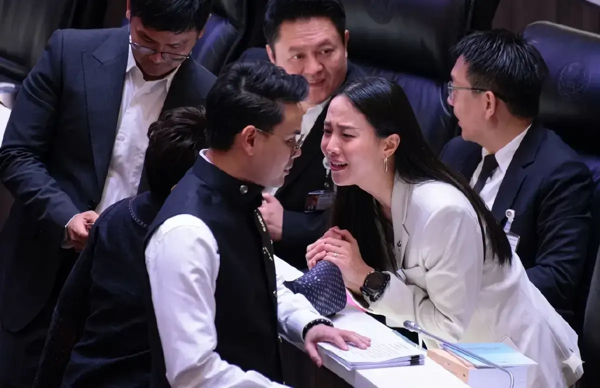 ภาพการเผชิญหน้ากันในสภาระหว่างไชยชนก ชิดชอบ กับ ไอซ์ รักชนก ศรีนอก ปม TH-AI Passport