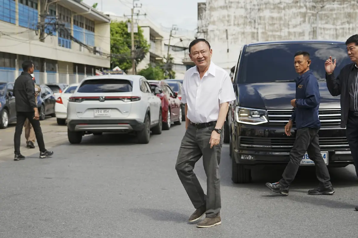 "ทักษิณ" ออกมาใช้สิทธิเลือกตั้ง "ผู้ว่าฯ กทม.-ส.ก." ในรอบ 20 ปี พร้อมทักทายประชาชน