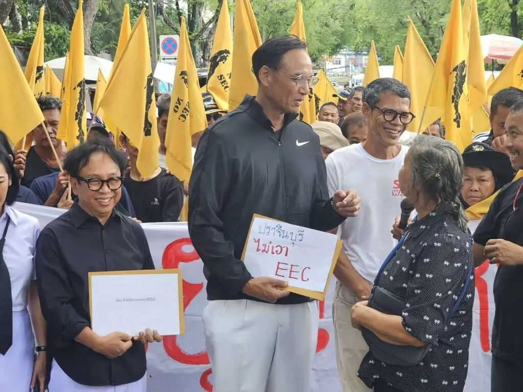 "ม็อบ SEC" ปักหลักหน้าทำเนียบฯ กดดัน "นายกฯ" พบประชาชน ยื่นค้าน "แลนด์บริดจ์-ขยาย EEC"