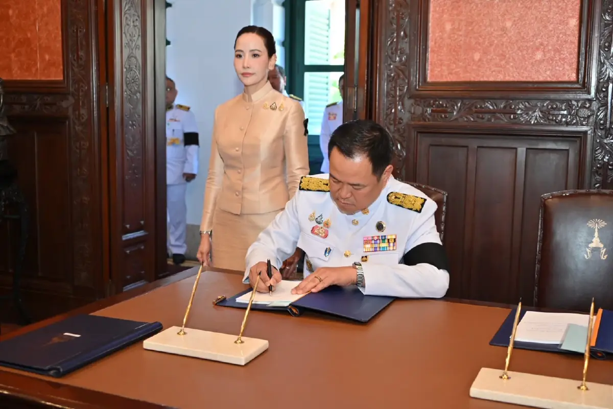 นายกฯ-ภริยา เป็นประธานในพิธีเจริญพระพุทธมนต์ ทำบุญตักบาตรถวายพระราชกุศล สมเด็จพระนางเจ้าฯ พระบรมราชินี