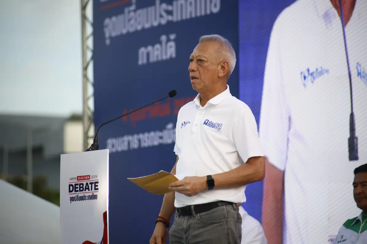 นายพิพัฒน์ รัชกิจประการ รองนายกรัฐมนตรี และรัฐมนตรีว่าการกระทรวงคมนาคม