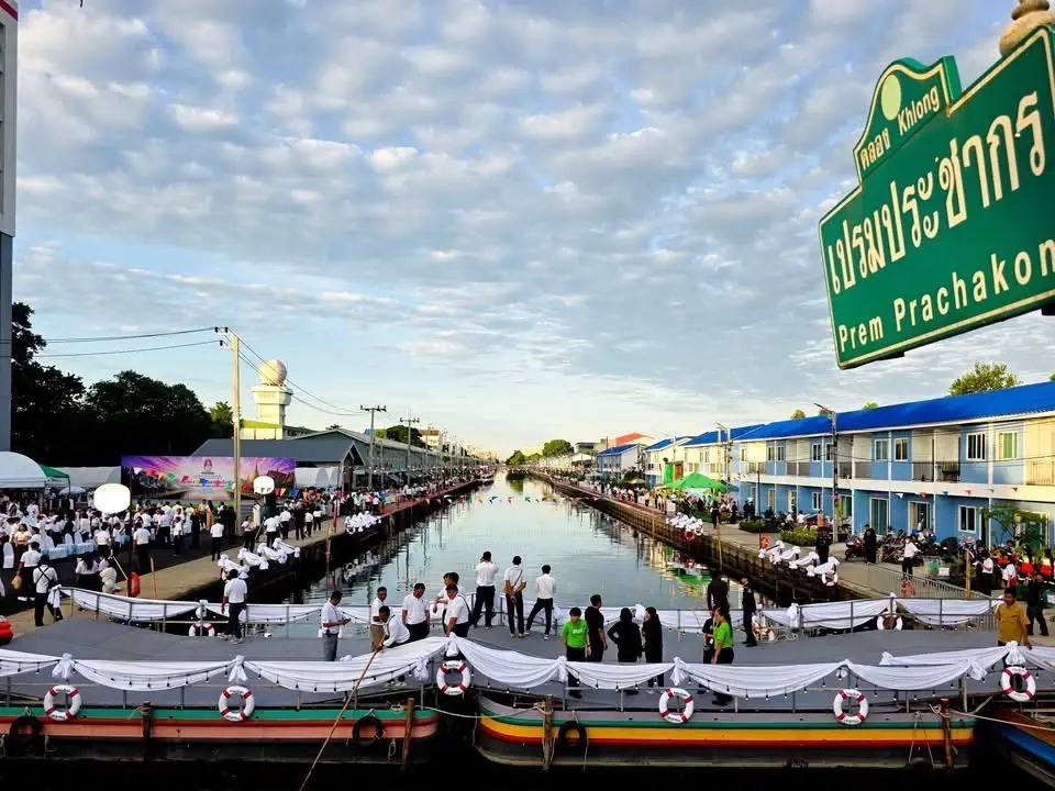 ที่ปรึกษานายกฯ-ประชาชน ร่วมตักบาตรทางเรือ 98 รูป คลองเปรมประชากร เฉลิมพระเกียรติพระบรมราชินี