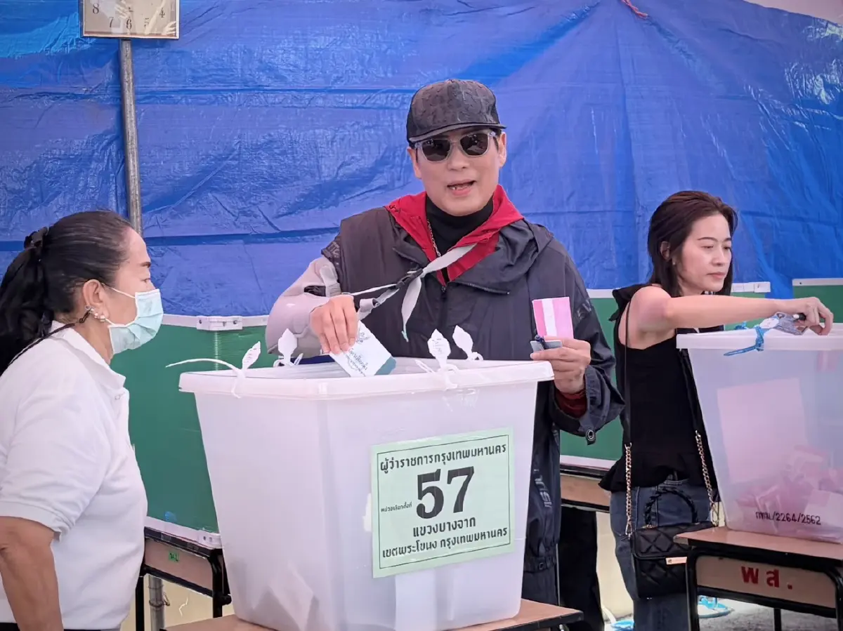 ซูเปอร์สตาร์ใช้สิทธิ "พี่เบิร์ด ธงไชย" เข้าคูหาลงคะแนนเลือกตั้ง "ผู้ว่าฯ กทม.-ส.ก."  ฝากโจทย์ใหญ่แก้ปัญหา "สังคมผู้สูงอายุ-ซ่อมตึกถนนเก่า"