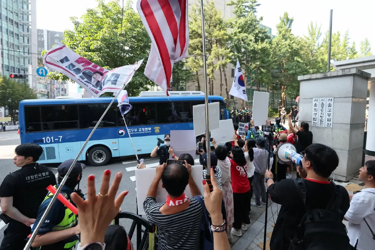 รถบัสที่บรรทุกอดีตประธานาธิบดีเกาหลีใต้ ยุน ซุก ยอล เดินทางมาถึงศาลแขวงกลางกรุงโซล เพื่อรับฟังคำพิพากษา