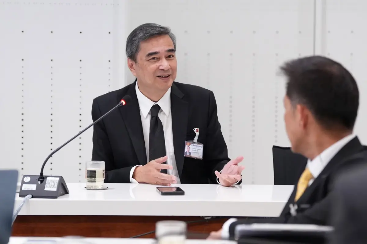 อภิสิทธิ์ เวชชาชีวะ หัวหน้าพรรคประชาธิปัตย์ 
