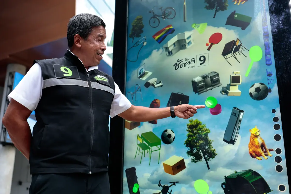 “ชัชชาติ” เปิดตัวป้าย “เอ้า…เปิด” กลางลิฟต์สยามสแควร์ พลิกโฉมป้ายหาเสียงสู่พื้นที่งานศิลปะ