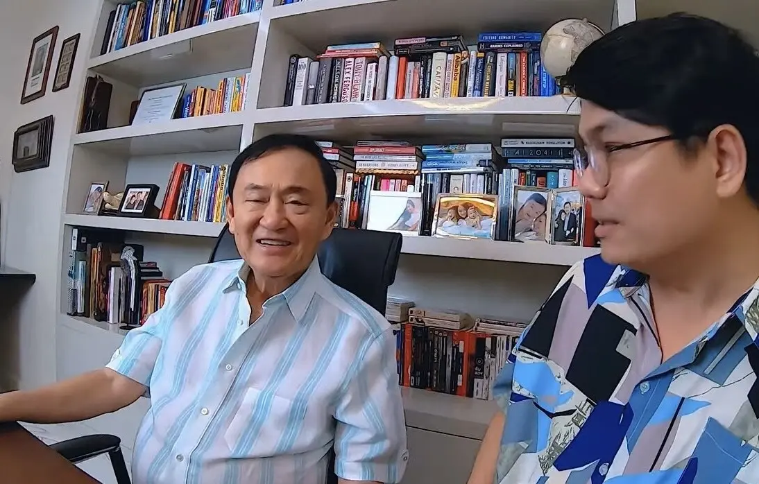 ภาพปี 2565 ทักษิณ เปิดบ้านที่ดูไบ ให้ยูทูปเบอร์คนดังชมห้องทำงาน