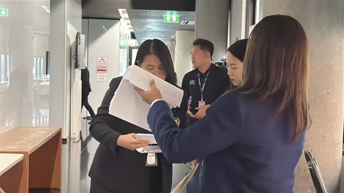 "ลิซ่า-ไอซ์" บุกรัฐสภา จี้ฟัน "ประธาน กสทช." ขาดคุณสมบัติ หวั่นทีวีดิจิทัลจอดำ