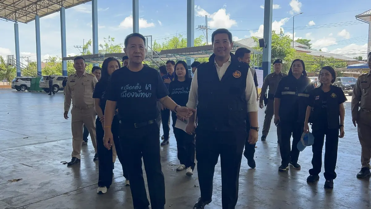 นายนริศ นิรามัยวงศ์ ผู้ว่าราชการจังหวัดชลบุรี พร้อมด้วย นายอิสรา เจริญชาศรี รองผู้ว่าราชการจังหวัดชลบุรี 