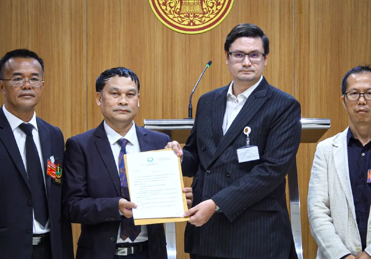 นายรังสิมันต์ โรม ประธาน กมธ.กฎหมาย สภาผู้แทนราษฎร รับหนังสือร้องเรียนจาก ส.ต.ป. เพื่อเดินหน้าตรวจสอบกรณีส่อ ทุจริตสอบท้องถิ่น 