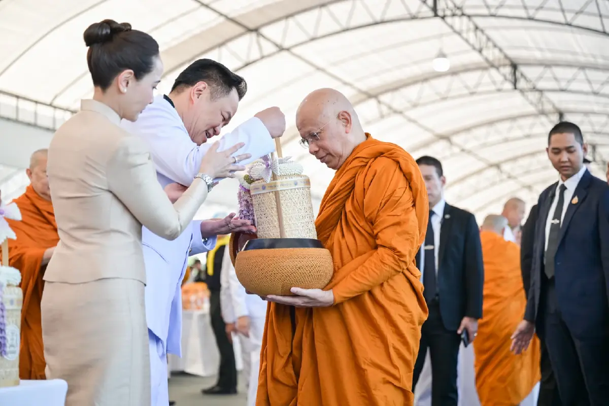 นายกฯ-ภริยา เป็นประธานในพิธีเจริญพระพุทธมนต์ ทำบุญตักบาตรถวายพระราชกุศล สมเด็จพระนางเจ้าฯ พระบรมราชินี