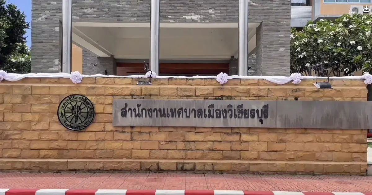 สื่อปักหลักรอ "หน้าเทศบาลเมืองวิเชียรบุรี" ยังไร้เงา "ผอ.พิชิต" ยื่นหนังสือลาออกปมมีชื่อเอี่ยว "โกงสอบท้องถิ่น"