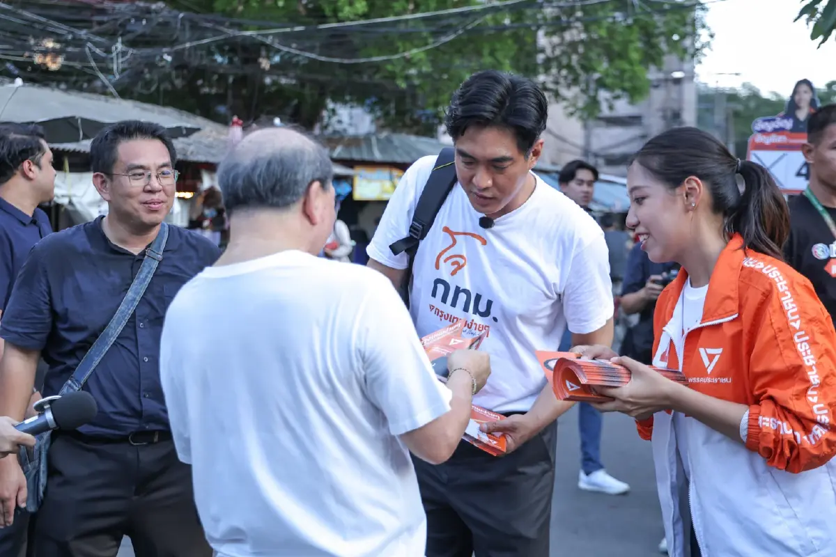 “ดร.โจ” ควง “อัญชิสา” ลุยหาเสียงชุมชนบ่อนไก่ ชูนโขบายคุณภาพชีวิต-จัดการขยะชุมชน