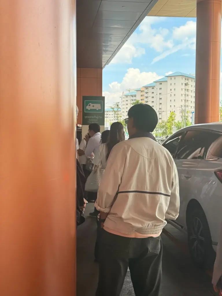 ภาพประชาชนจำนวนมากที่มาร่วมกิจกรรมที่กระทรวงดีอี ที่ สส.ป้อม ระบุว่าเป็นการขนคน