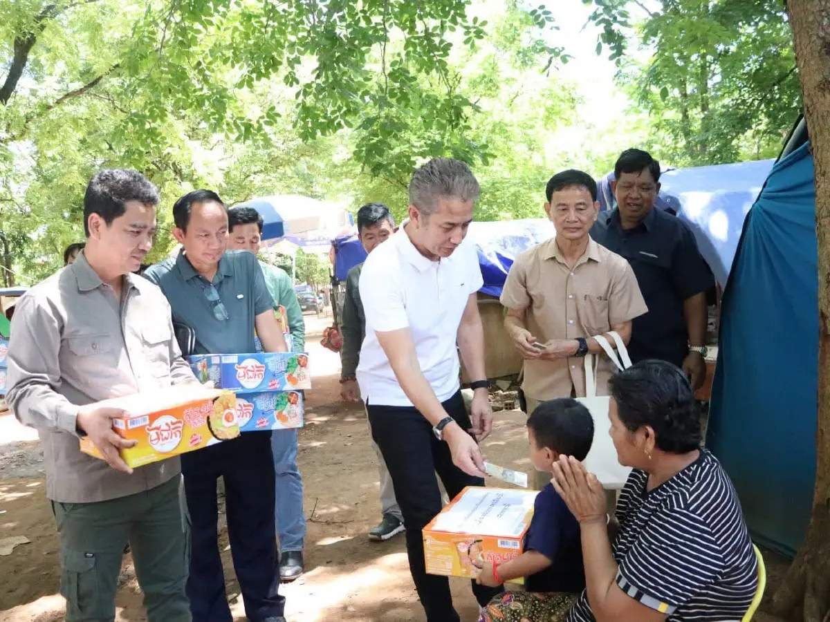 เจ้านโรดม จักราวุธ ลงเยี่ยมชาวบ้านที่หนีภัยสงคราม ทั้งแจกของแจกเงิน 