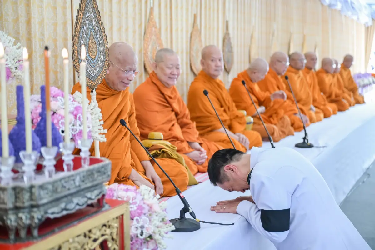 นายกฯ-ภริยา เป็นประธานในพิธีเจริญพระพุทธมนต์ ทำบุญตักบาตรถวายพระราชกุศล สมเด็จพระนางเจ้าฯ พระบรมราชินี