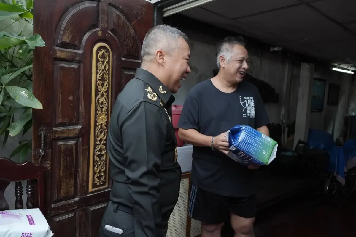 "กอ.รมน." ยกทัพ "ปันน้ำใจ" ที่วัดท่าพระ แจกถุงยังชีพจัดช่วยกลุ่มเปราะบาง ดึงไรเดอร์ ส่งตรงถึงบ้านผู้ป่วยติดเตียง