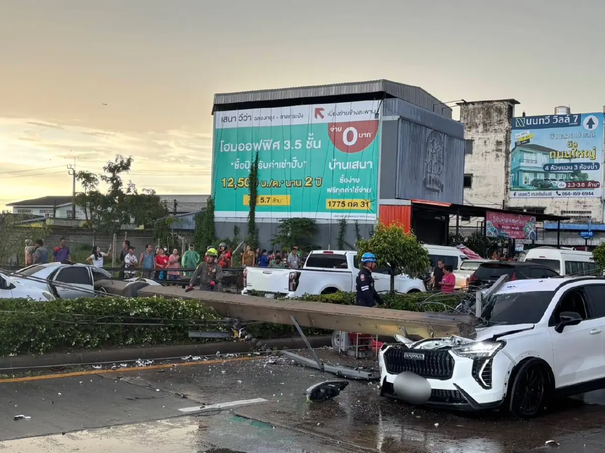 ด่วน! พายุถล่ม "ลาดกระบัง" เสาไฟฟ้าแรงสูงโค่นระเนระนาด 15 ต้น ทับรถพังยับกว่า 10 คัน เจ็บติดภายใน ซอยฉลองกรุง 43-53 อัมพาต
