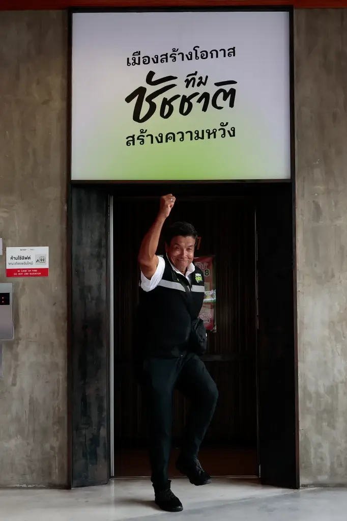 “ชัชชาติ” เปิดตัวป้าย “เอ้า…เปิด” กลางลิฟต์สยามสแควร์ พลิกโฉมป้ายหาเสียงสู่พื้นที่งานศิลปะ
