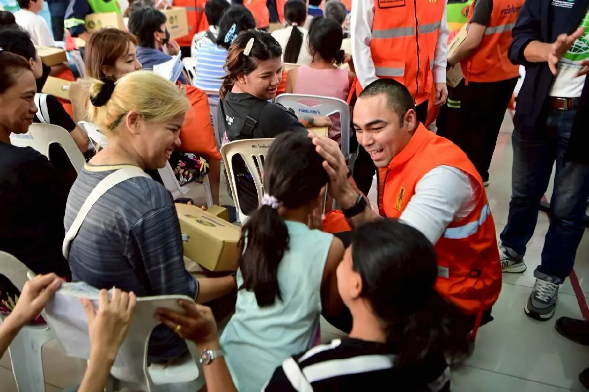 2 รมต.ให้กำลังใจผู้ประสบเหตุเพลิงไหม้ชุมชนวัดบวรนิวาส