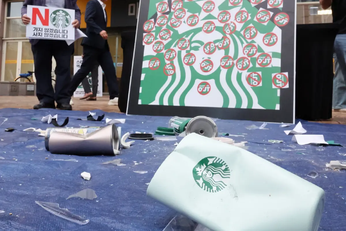 แก้วและถ้วยสตาร์บัคส์ที่แตกหักกระจัดกระจายอยู่ทั่วบริเวณระหว่างการประท้วงต่อต้านแคมเปญ "Tank Day"