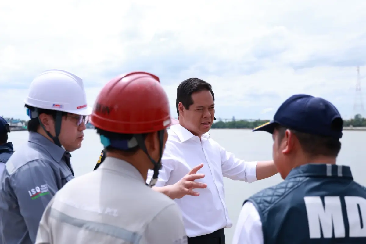 สรรเพชญ บุญญามณี รมช.กระทรวงคมนาคม ลงพื้นที่เหตุโป๊ะเรือล่มที่พระสมุทรเจดีย์